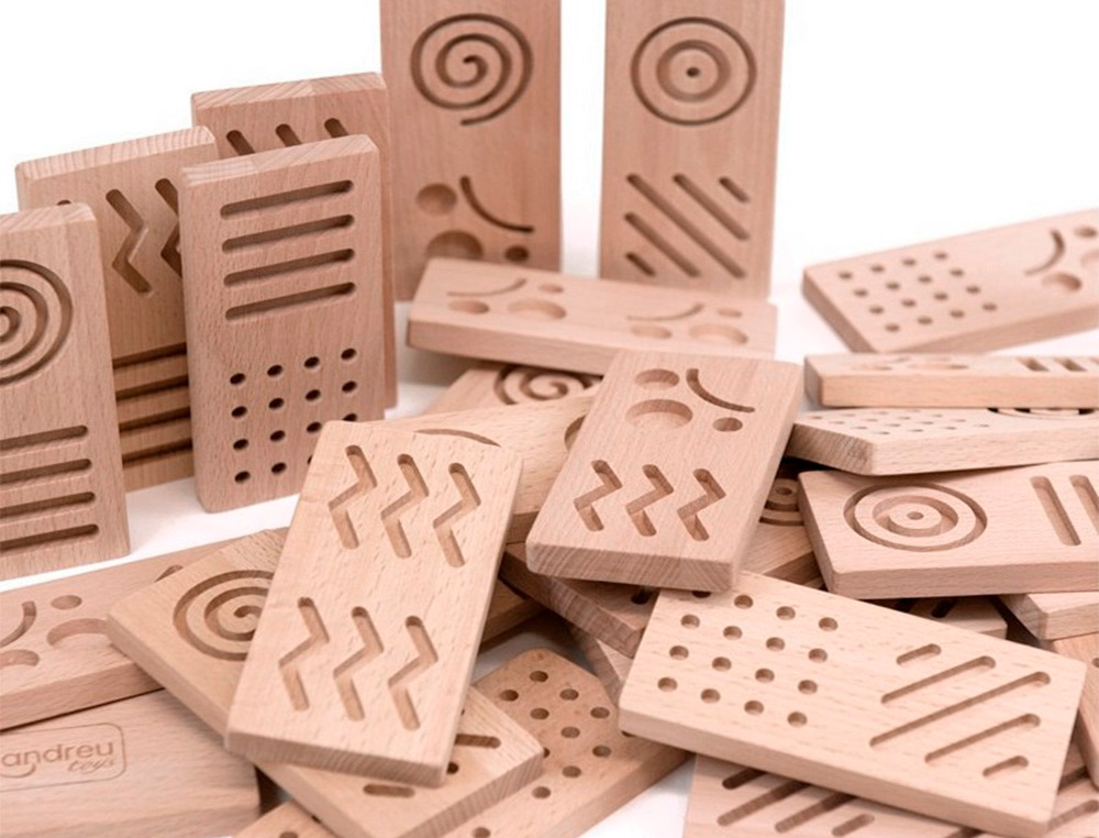 JOGO DIDATICO ANDREUTOYS DOMINO SENSORIAL MADEIRA 28 PECAS