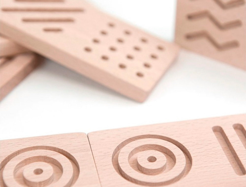 JOGO DIDATICO ANDREUTOYS DOMINO SENSORIAL MADEIRA 28 PECAS