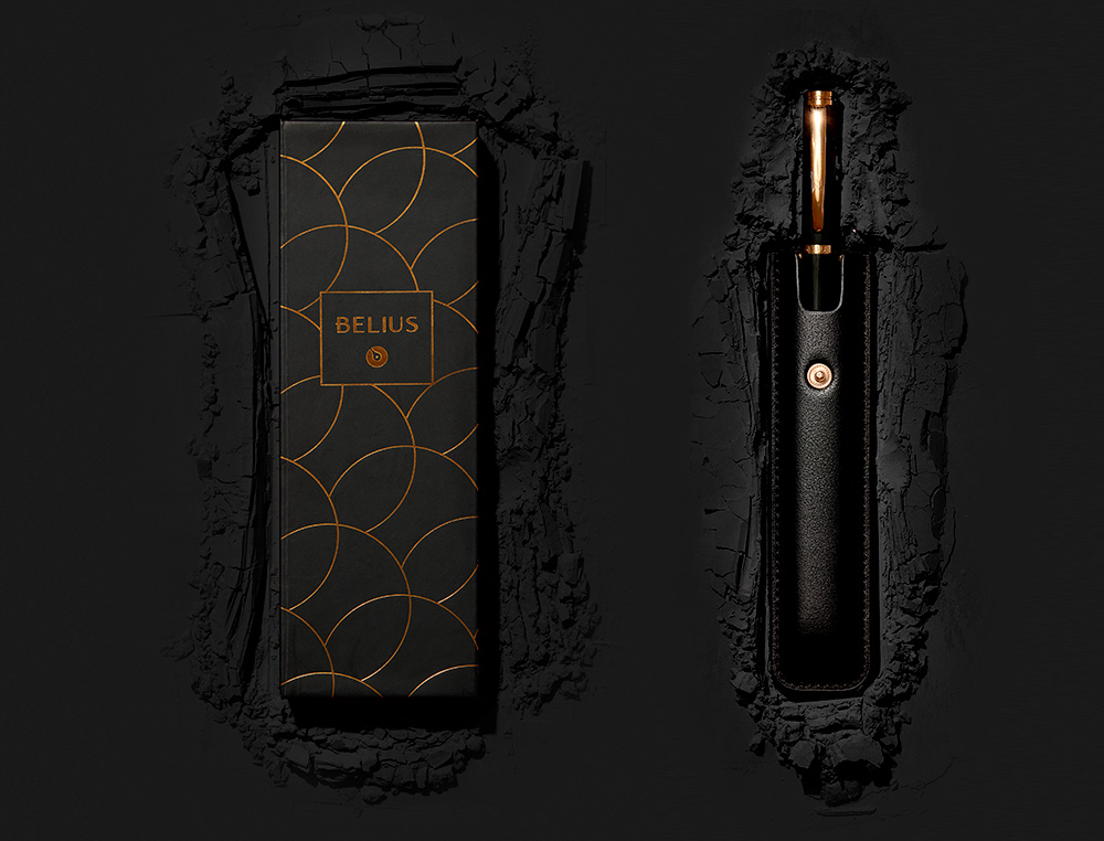 CANETA E ESTOJO COURO BELIUS PASSION DOR ALUMINIO TEXTURA ESCOVADO PRETO E DOURADO TINTA AZUL CAIXA DESIGN