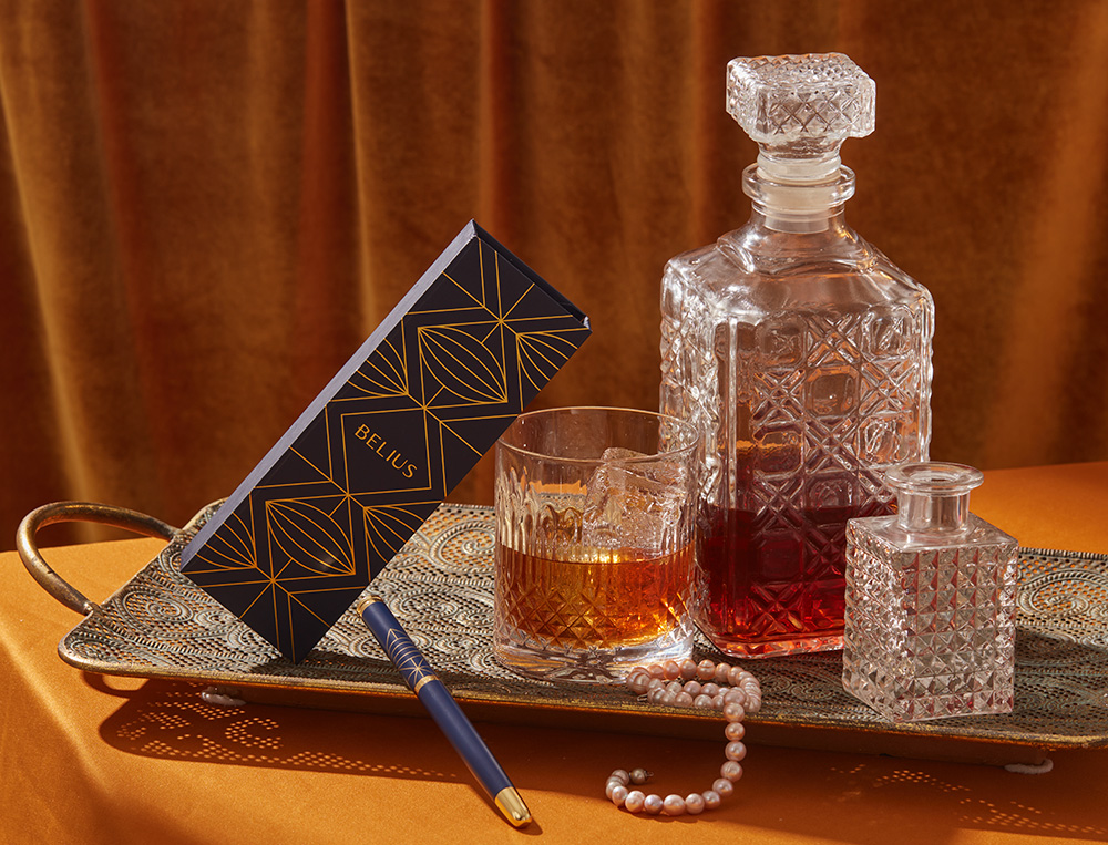 CANETA E ESTOJO BELIUS SOIREE DESENHO ART DECO AZUL MARINHO E DOURADO TINTA AZUL CAIXA DESIGN