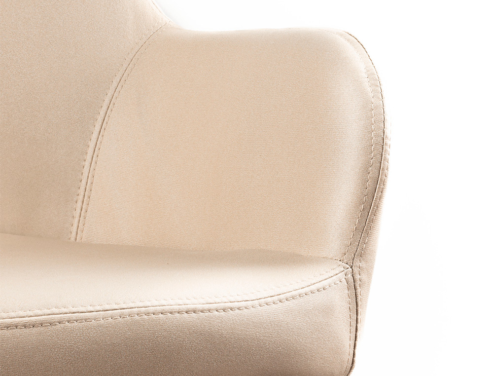 CADEIRA CONFIDENTE Q-CONNECT SIEMIONE BASE METALICA ALT MAX 820 LARG 570 PROF 580 CASTANHO AREIA