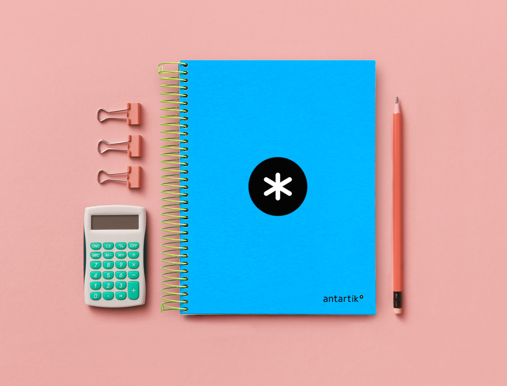 CADERNO ESPIRAL DIN A5 ANTARTIK CAPA FORRADA 120 F 100 GR QUADRICULA 5 MM 5 BANDAS DE CORES COR AZUL