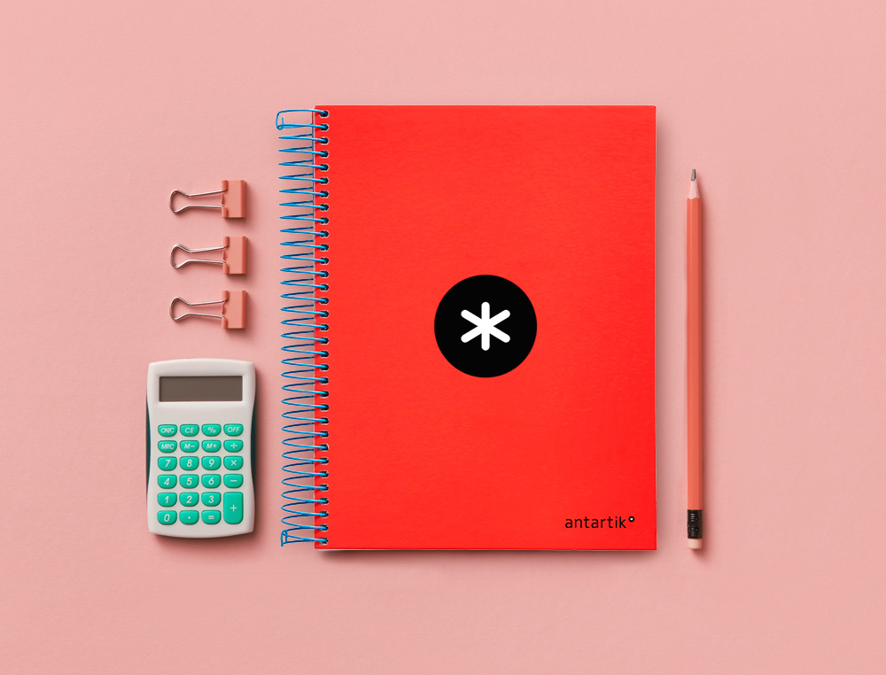 CADERNO ESPIRAL DIN A5 ANTARTIK CAPA FORRADA 120 F 100 GR QUADRICULA 5 MM 5 BANDAS DE CORES COR VERMELHO
